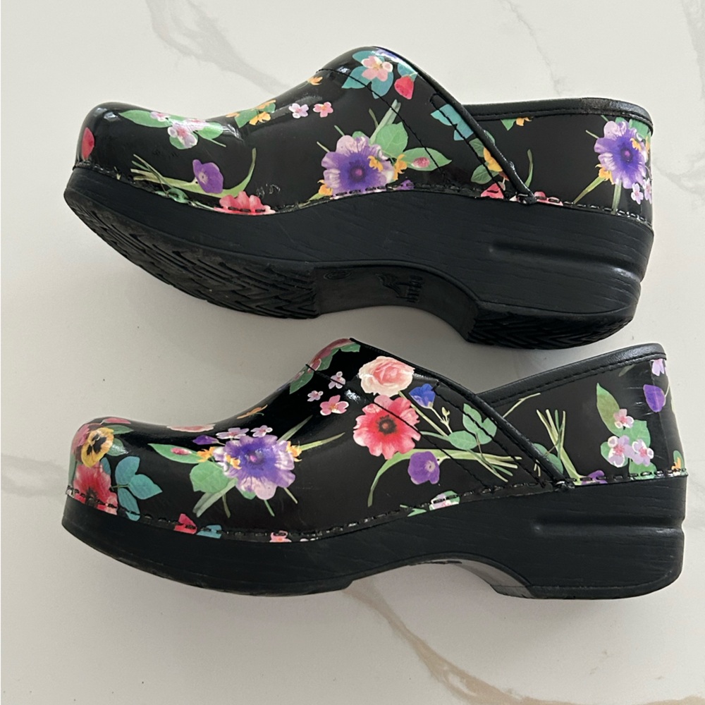 Dansko Black Multicolor Floral Garden Print Patent Leather Clogs Size 36 6 - Picture 3 of 8